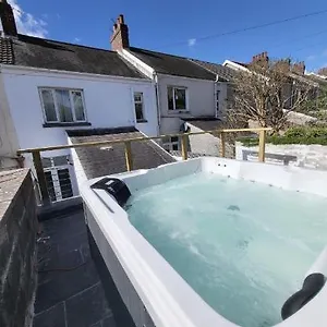 Bright 3 Bedroom House With Hot Tub Holiday home