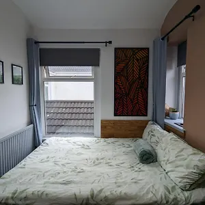R3 - Cozy Small Double - & Access, Wifi, Free Parking - Self Catering Homestay