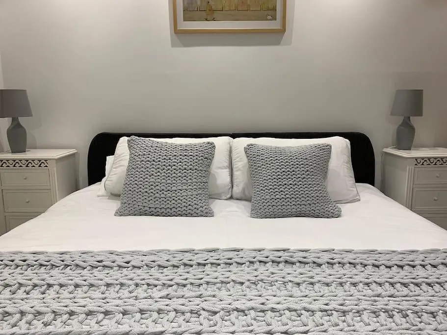 Y Llofft, Llanrhidian, Gower Villa Swansea 0*,  United Kingdom